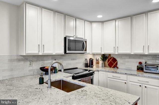 2305 CARRIAGE LN, Royersford, PA 19468