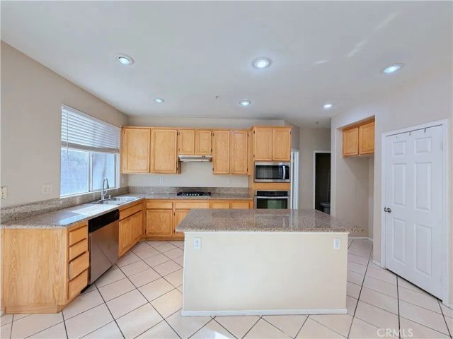 5793 Oakdale Ln, Fontana, CA 92336