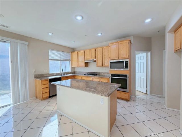 5793 Oakdale Ln, Fontana, CA 92336