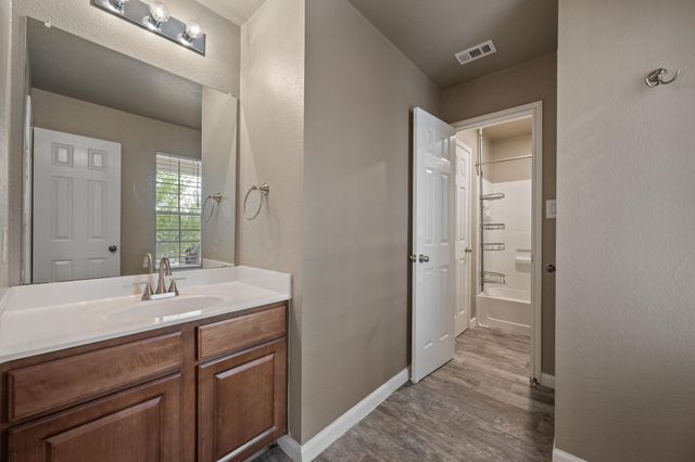 304 Gainer DR, Hutto, TX 78634