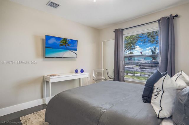 1035 NW 48th St -, Miami, FL 33127