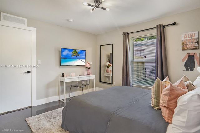 1035 NW 48th St -, Miami, FL 33127