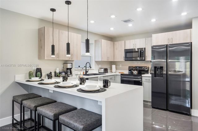 1035 NW 48th St -, Miami, FL 33127