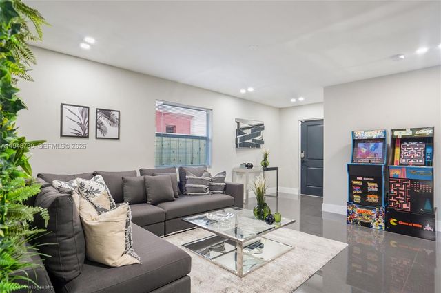 1035 NW 48th St -, Miami, FL 33127