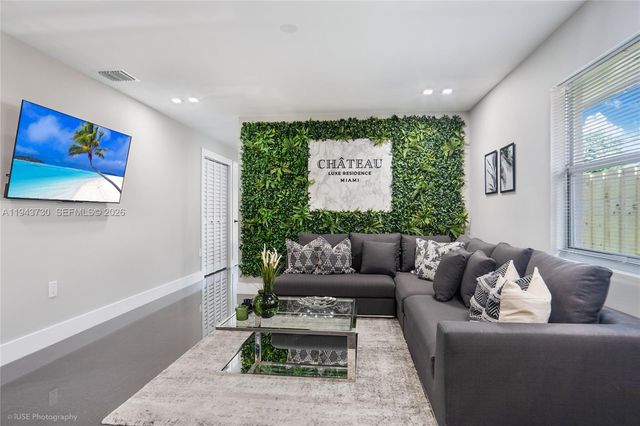 1035 NW 48th St -, Miami, FL 33127