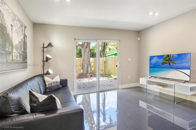 1035 NW 48th St -, Miami, FL 33127