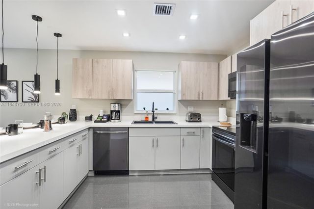 1035 NW 48th St -, Miami, FL 33127