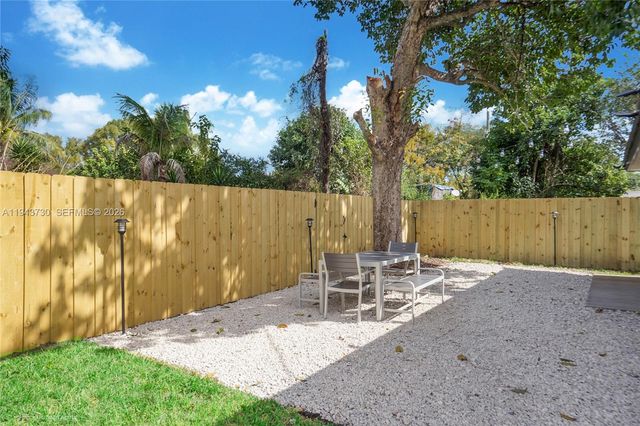 1035 NW 48th St -, Miami, FL 33127