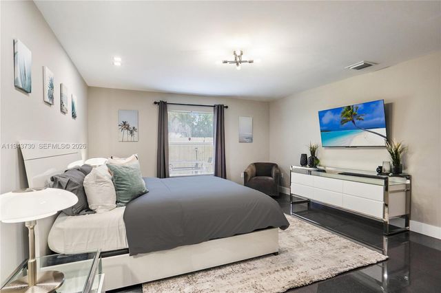 1035 NW 48th St -, Miami, FL 33127