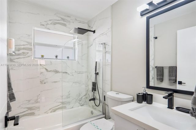 1035 NW 48th St -, Miami, FL 33127