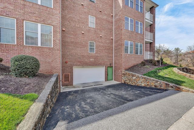 3025 McVitty Forest Dr Apt 209, Roanoke, VA 24018