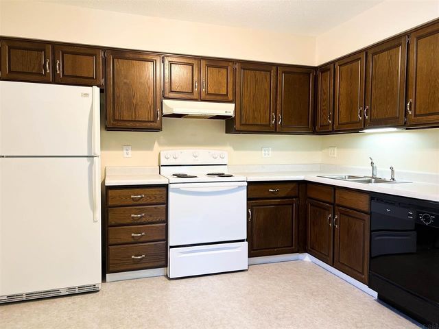 104 E Ave Apt 3, Grundy Center, IA 50638