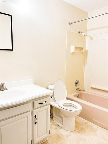 104 E Ave Apt 3, Grundy Center, IA 50638