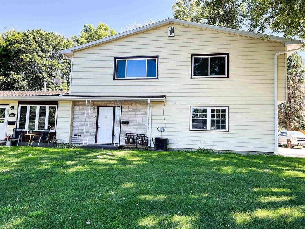 104 E Ave Apt 3, Grundy Center, IA 50638