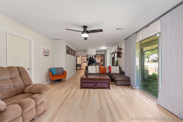 1014 SE 3rd Street, Wagoner, OK 74467