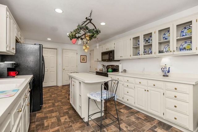 5327 W 60th Terrace, Mission, KS 66205