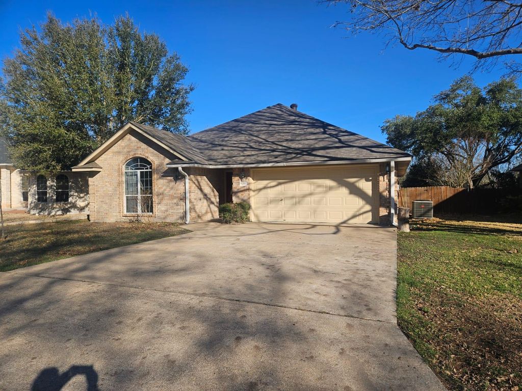 1507 Century Oaks DR, Lockhart, TX 78644