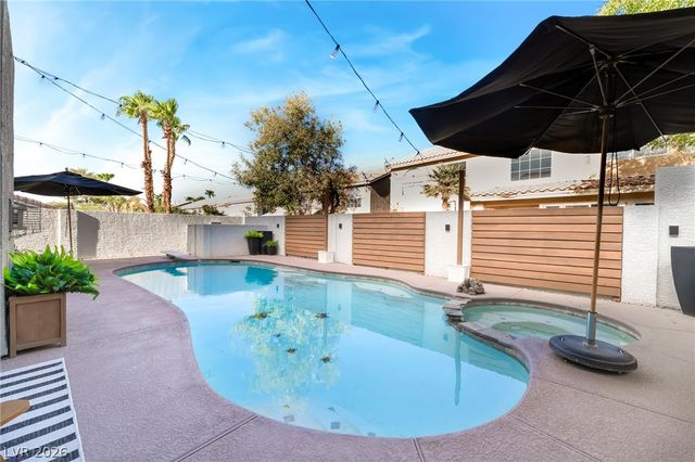 6 Oak Hollow Court, Henderson, NV 89074