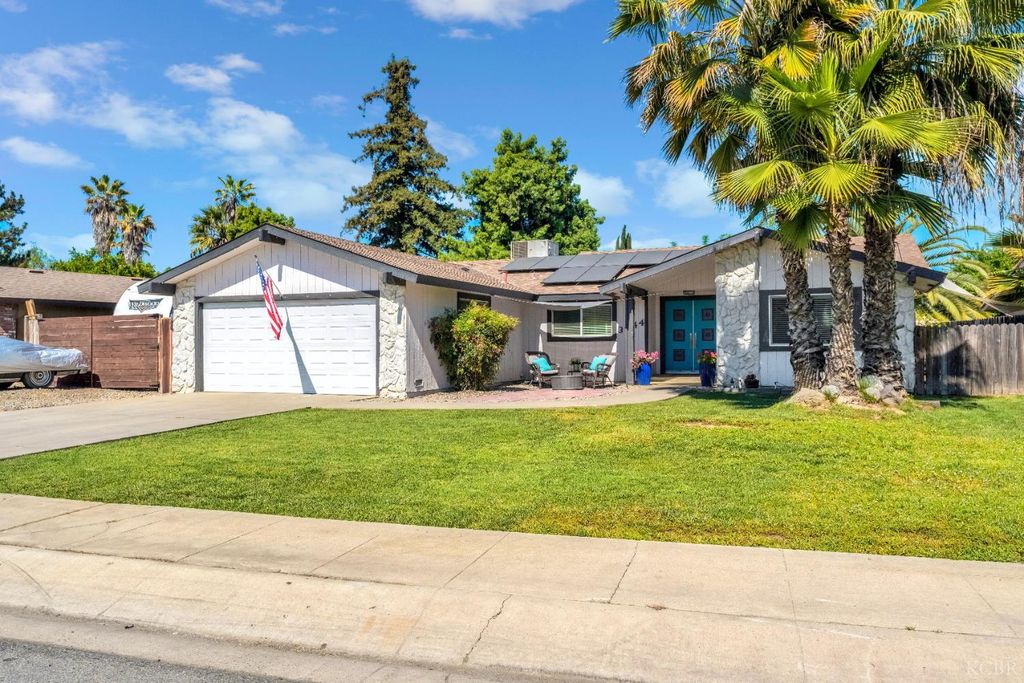 3444 W Coppola Avenue, Visalia, CA 93277