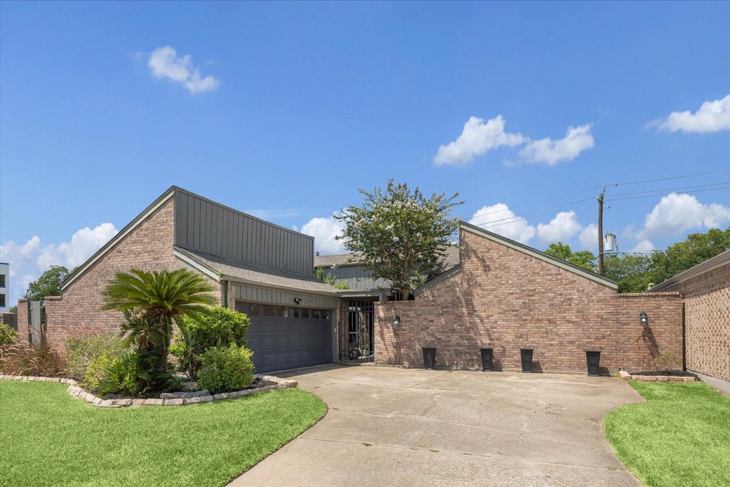 14438 Briarhills Parkway, Houston, TX 77077