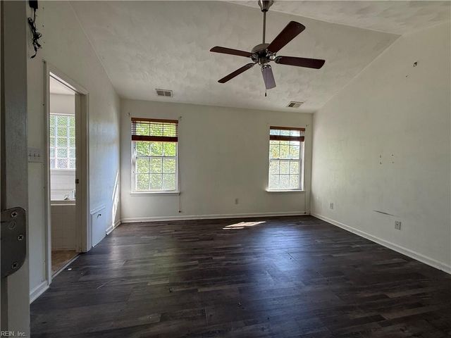 1804 Mizzen LN, Virginia Beach, VA 23454