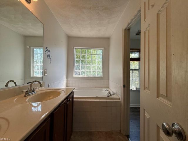1804 Mizzen LN, Virginia Beach, VA 23454