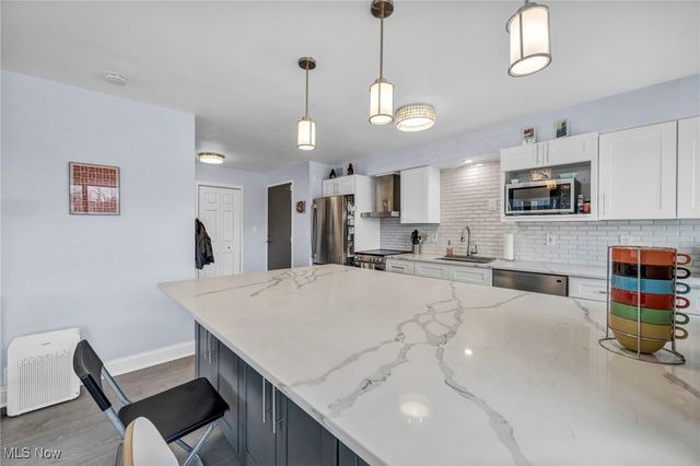 12520 Edgewater Drive 401, Lakewood, OH 44107