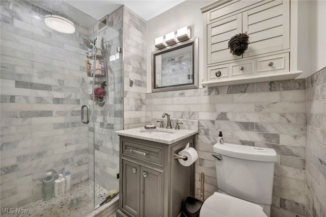 12520 Edgewater Drive 401, Lakewood, OH 44107