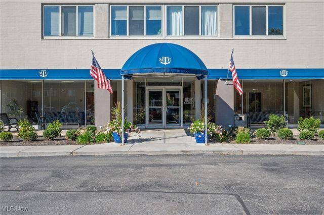 12520 Edgewater Drive 401, Lakewood, OH 44107