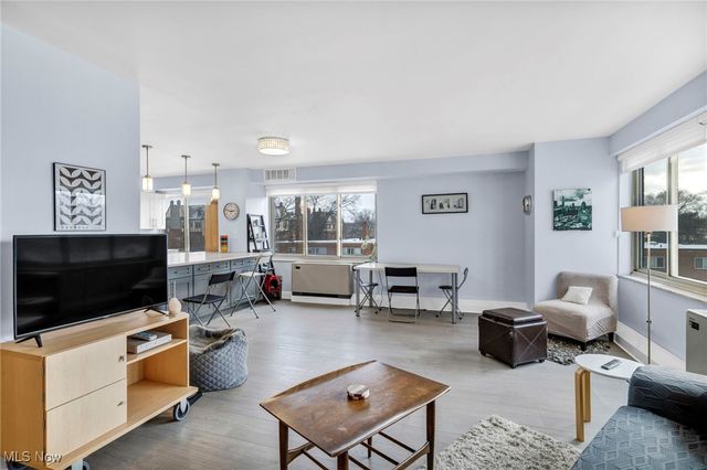 12520 Edgewater Drive 401, Lakewood, OH 44107