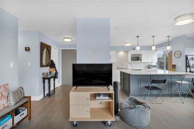 12520 Edgewater Drive 401, Lakewood, OH 44107