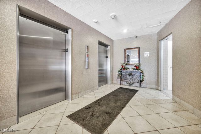 12520 Edgewater Drive 401, Lakewood, OH 44107