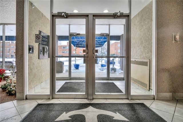 12520 Edgewater Drive 401, Lakewood, OH 44107