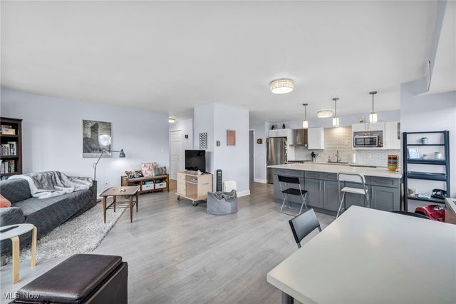 12520 Edgewater Drive 401, Lakewood, OH 44107