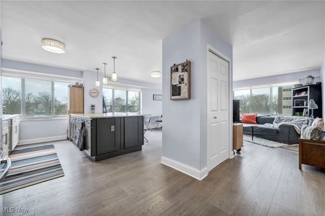 12520 Edgewater Drive 401, Lakewood, OH 44107