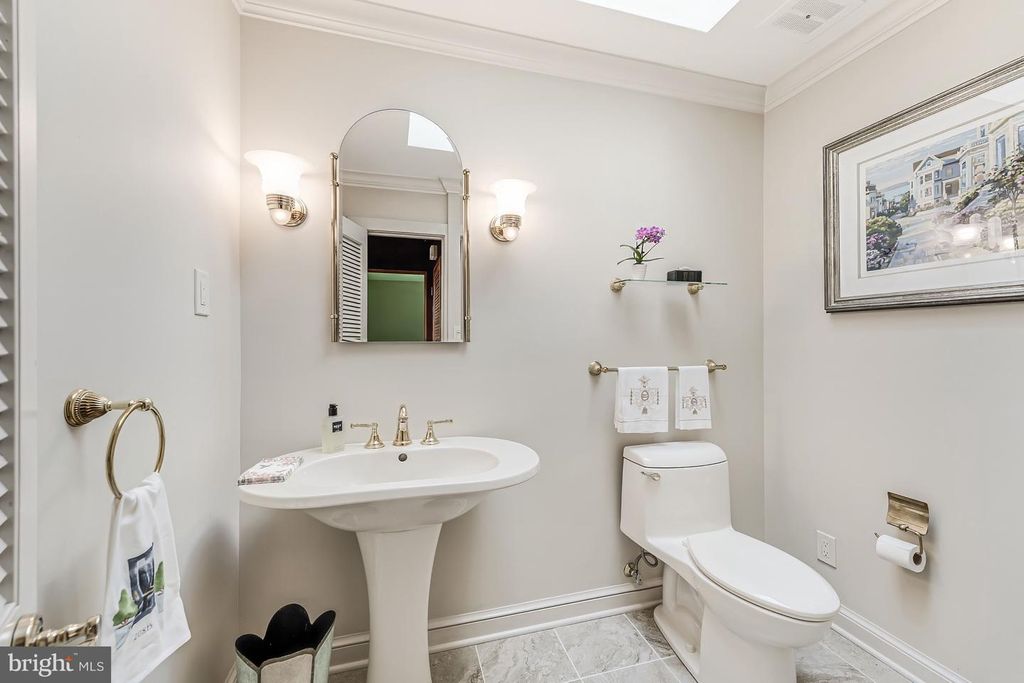 Image 10 of property listing at 4015 LAIRD PL, Chevy Chase, MD 20815