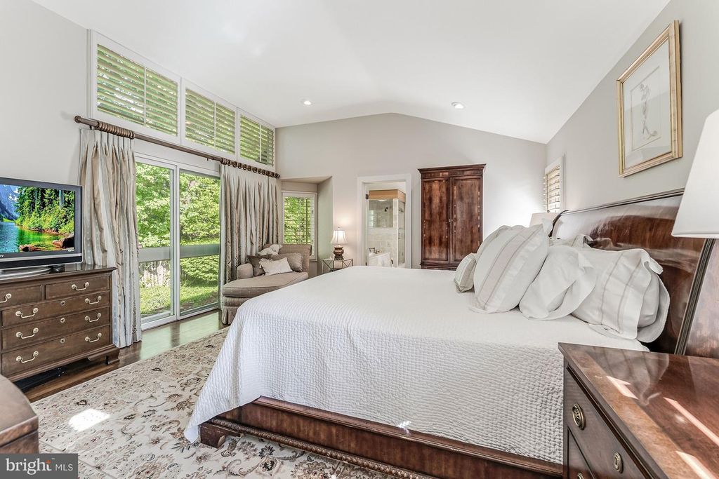 Image 12 of property listing at 4015 LAIRD PL, Chevy Chase, MD 20815