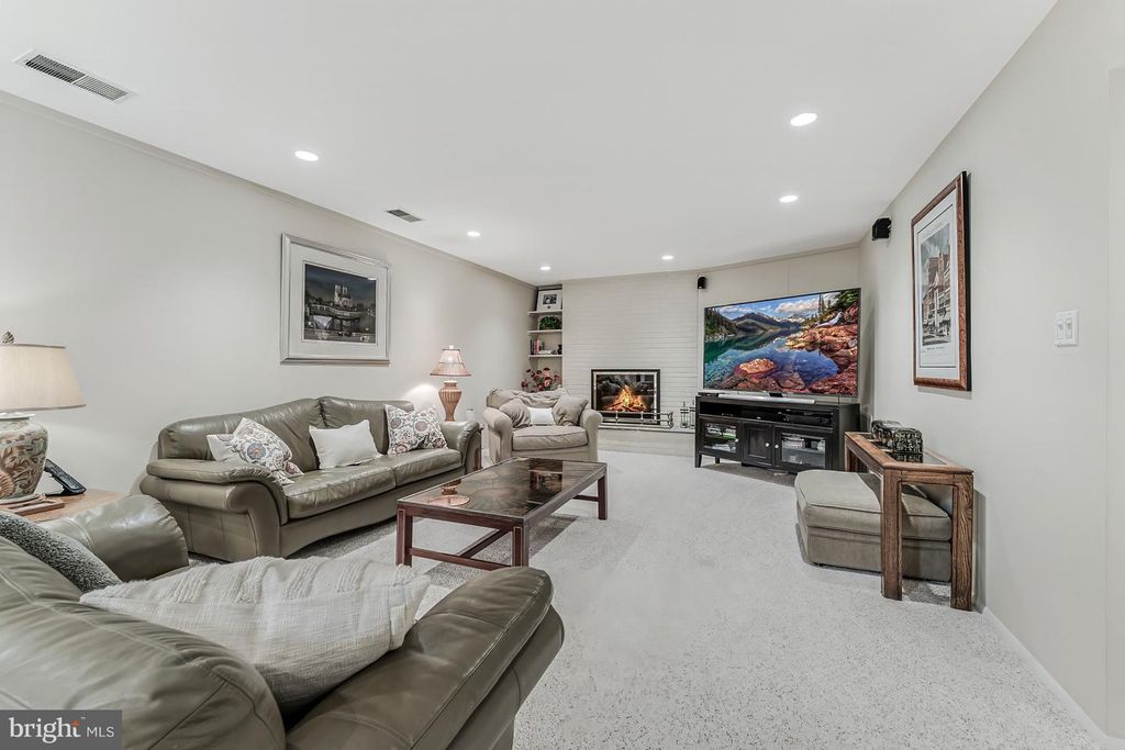 Image 17 of property listing at 4015 LAIRD PL, Chevy Chase, MD 20815