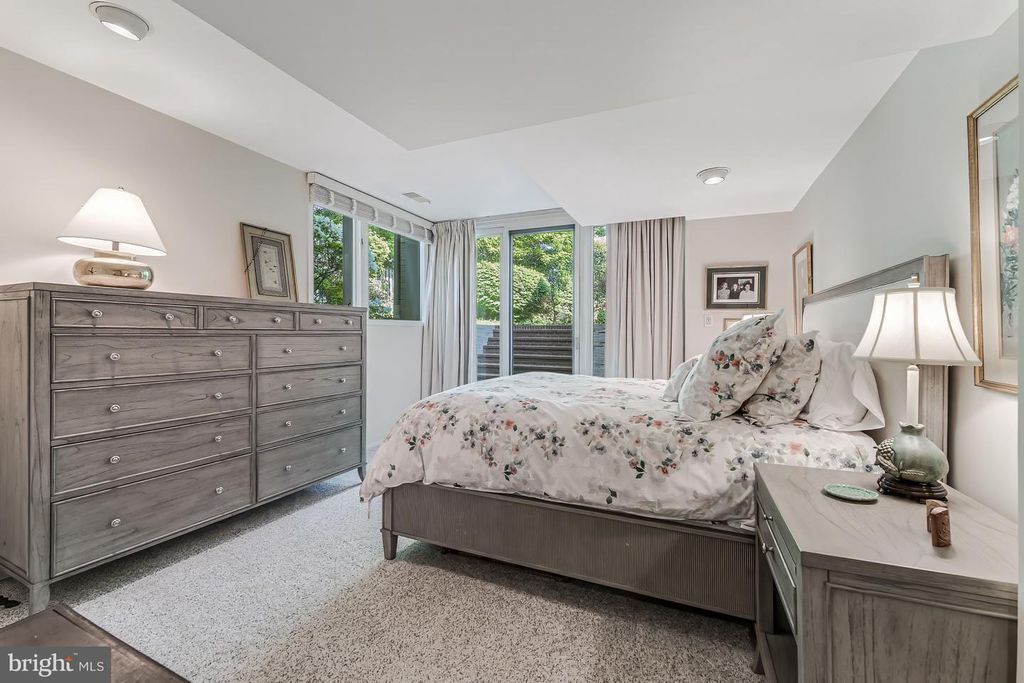 Image 18 of property listing at 4015 LAIRD PL, Chevy Chase, MD 20815