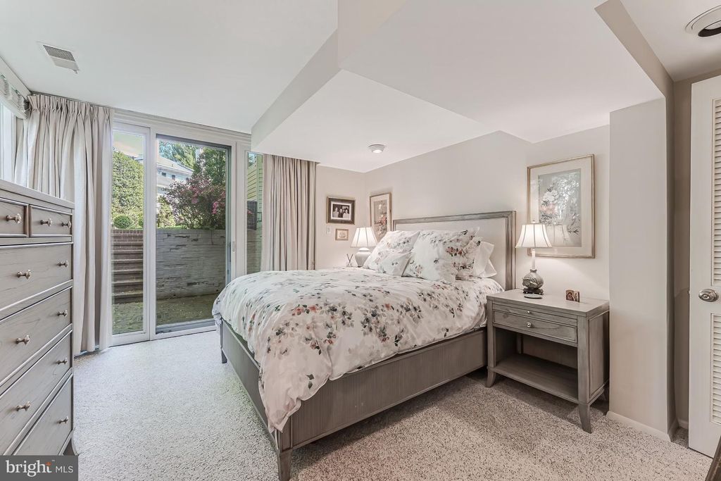 Image 19 of property listing at 4015 LAIRD PL, Chevy Chase, MD 20815