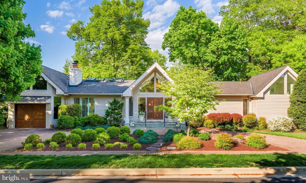 Image 2 of property listing at 4015 LAIRD PL, Chevy Chase, MD 20815