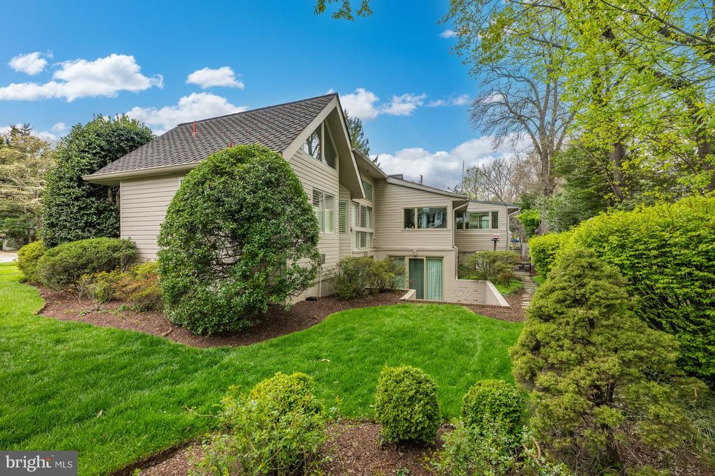 Image 25 of property listing at 4015 LAIRD PL, Chevy Chase, MD 20815