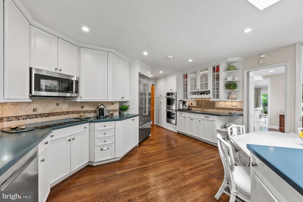 Image 8 of property listing at 4015 LAIRD PL, Chevy Chase, MD 20815