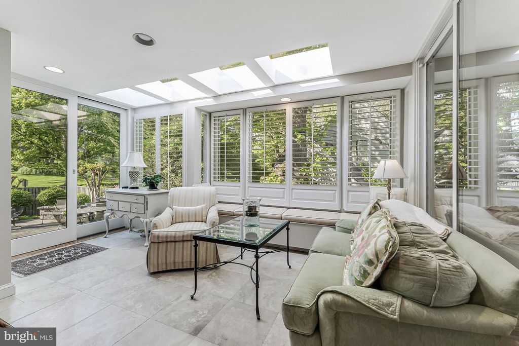 Image 9 of property listing at 4015 LAIRD PL, Chevy Chase, MD 20815