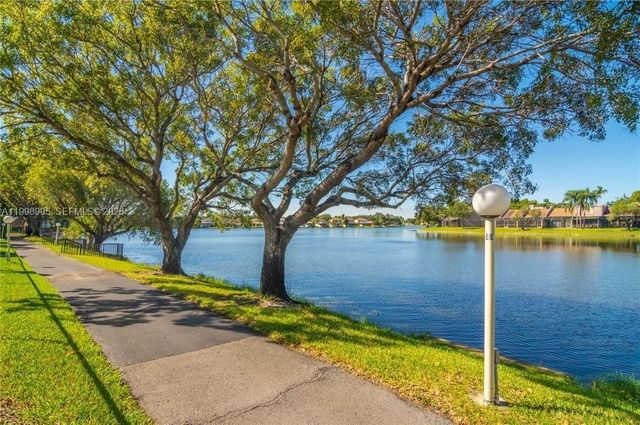 1100 Colony Point Cir 105, Pembroke Pines, FL 33026