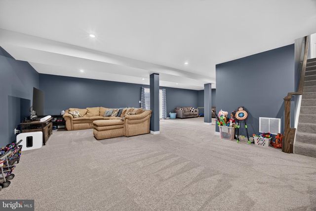 1220 BECK MILL RD, Hanover, PA 17331