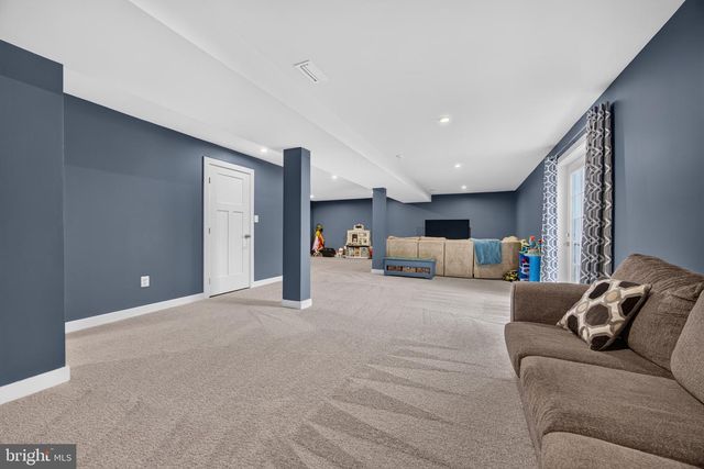 1220 BECK MILL RD, Hanover, PA 17331