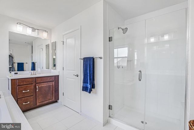 42526 OXFORD FOREST CIR, Chantilly, VA 20152