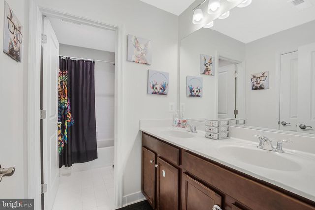 42526 OXFORD FOREST CIR, Chantilly, VA 20152