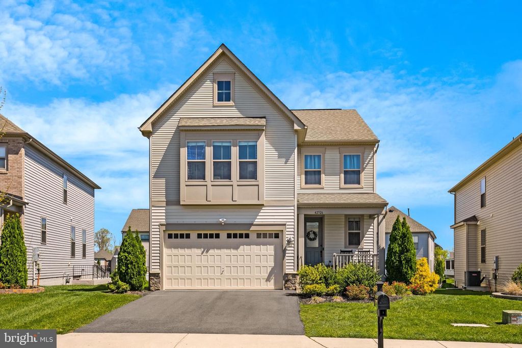 42526 OXFORD FOREST CIR, Chantilly, VA 20152